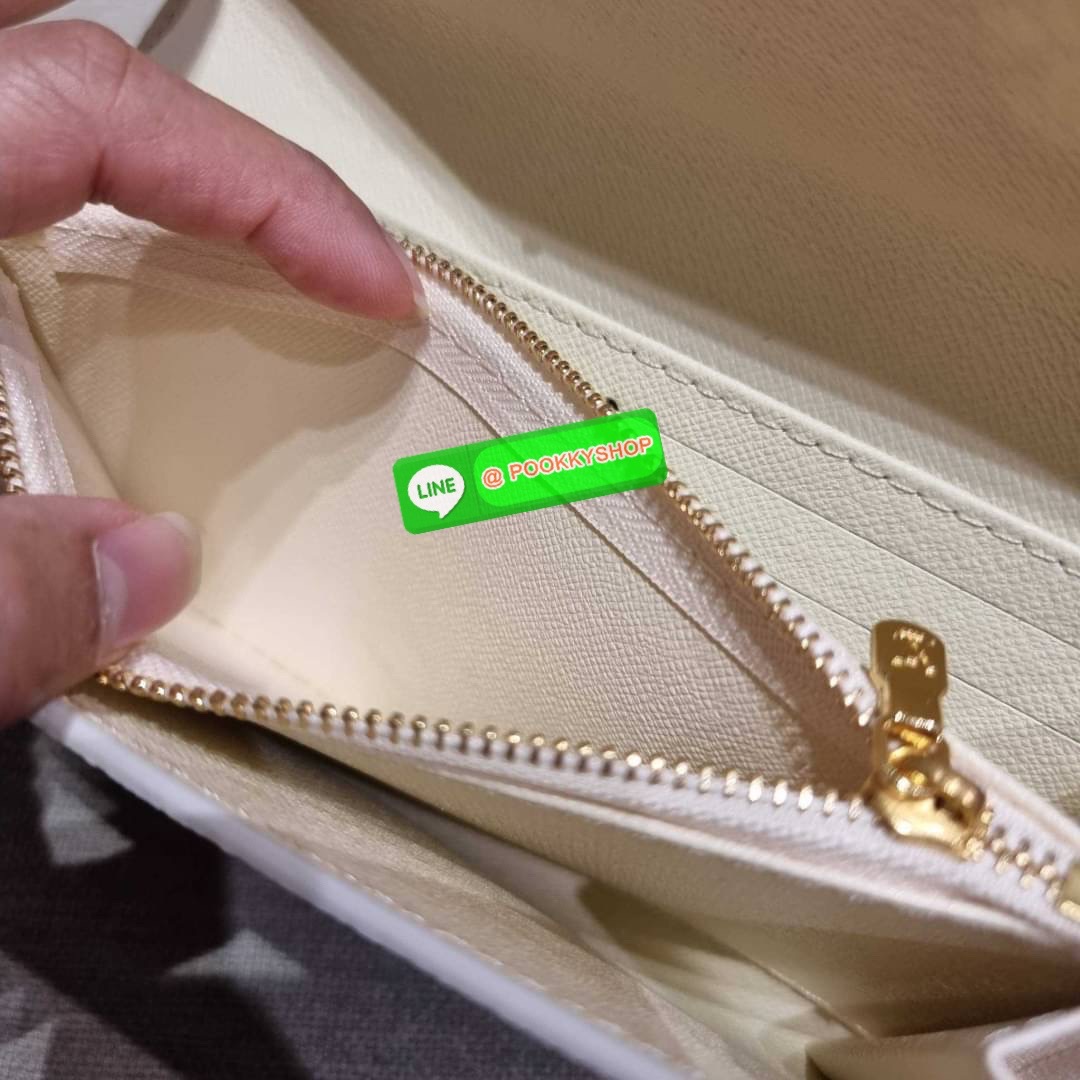 NEW IN!! LV long flap wallet with gwp กระเป๋าสตางค์พรีเมี่ยมกิ๊ฟ แบบพับ ดีไซน์ล่าสุด หวานๆสวยๆ น่าใช้มาก ใบยาวขนาดกำลังเหมาะมือ ถือแล้วขับผิว โดดเด่นด้วยสไตล์การไล่เฉดสีโทนละมุน ดูโดดเด่นไม่เหมือนใคร วัสดุหนังแคนวาส ทนทาน เปิด-ปิดด้วยกระดุม ภายในมีช่องใส่