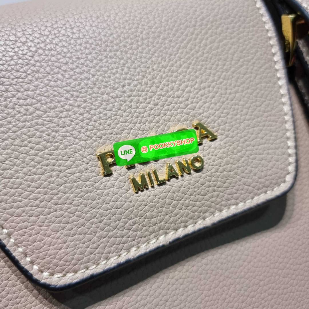 Hot item Prada leather bag กระเป๋าถือ/สะพายล่าสุด จากเคาน์เตอร์ dutyfree ที่ดีไซน์เรียบหรู หนังวัวฟอกสี สวยคมชัด เต็มไปด้วยดีเทลน่าใช้ สายคล้องไหล่ที่สามารถถอดออกได้ เพื่อใช้สายยาวสะพายข้างเส้นเดียว หรือจะใส่ไว้ทั้งคู่ก็อัพเกรดลุคดูแพงได้ ปากกระเป๋ามีฝากร