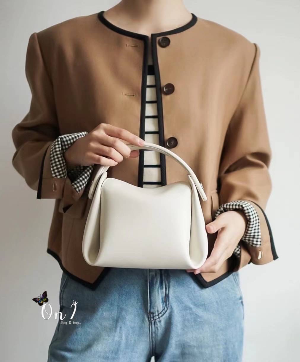 Viva PU Premium Debut งานใหม่ล่าสุด Viva ใบกระทัดรัดกำลังดี มีหูจับ ใช้งานง่าย น้ำหนักเบา ใช้ได้หลายโอกาส ถือสวยมากก สายสะพายยาวก็เก๋ ฝาปิดเป็นเเม่เหล็ก หนังเรียบ คุณภาพดี เป็น everyday bag ได้เลยค่าา