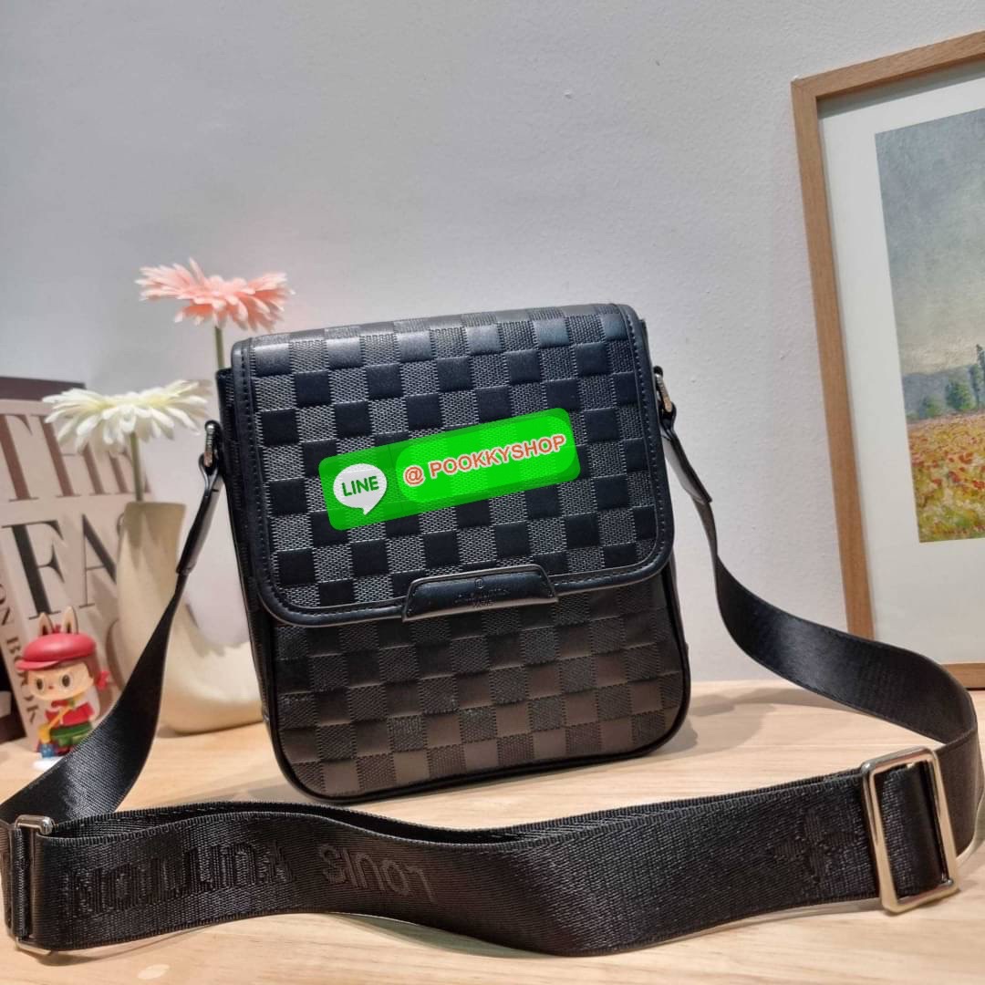 LV bass macassar monogram bag ของใหม่จัดให้หนุ่มๆ จากเคาน์เตอร์ dutyfree กับกระเป๋าสะพายทรงแมสเซ็นเจอร์ ไซส์กำลังดี เหมาะกับหนุ่มๆที่รักความคล่องตัว วัสดุหนังแท้ปั๊มลายเต็มใบ ดีไซน์คลาสสิค เปิด-ปิดด้วยกระดุมแม่เหล็ก ภายในโล่ง ใส่โทรศัพท์ได้ทุกรุ่น ใส่กระเ