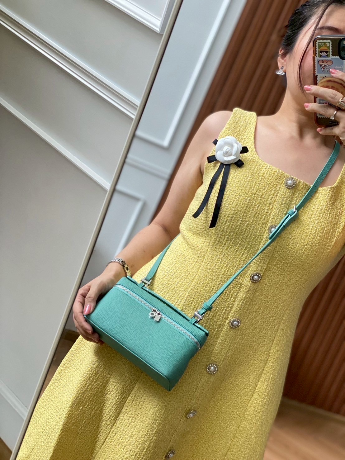 LP กระเเสเรียบหรูดูเเพงเเบบไม่ตะโกน ต้องยกให้รุ่นนี้เลยค่า งานตัดเย็บสวยมากกก เป็นหนังวัวเเท้ สัมผัสดีมากก จุของให้ครบ มือถือใส่ได้ทุกรุ่น มาพร้อมสายสะพายยาว