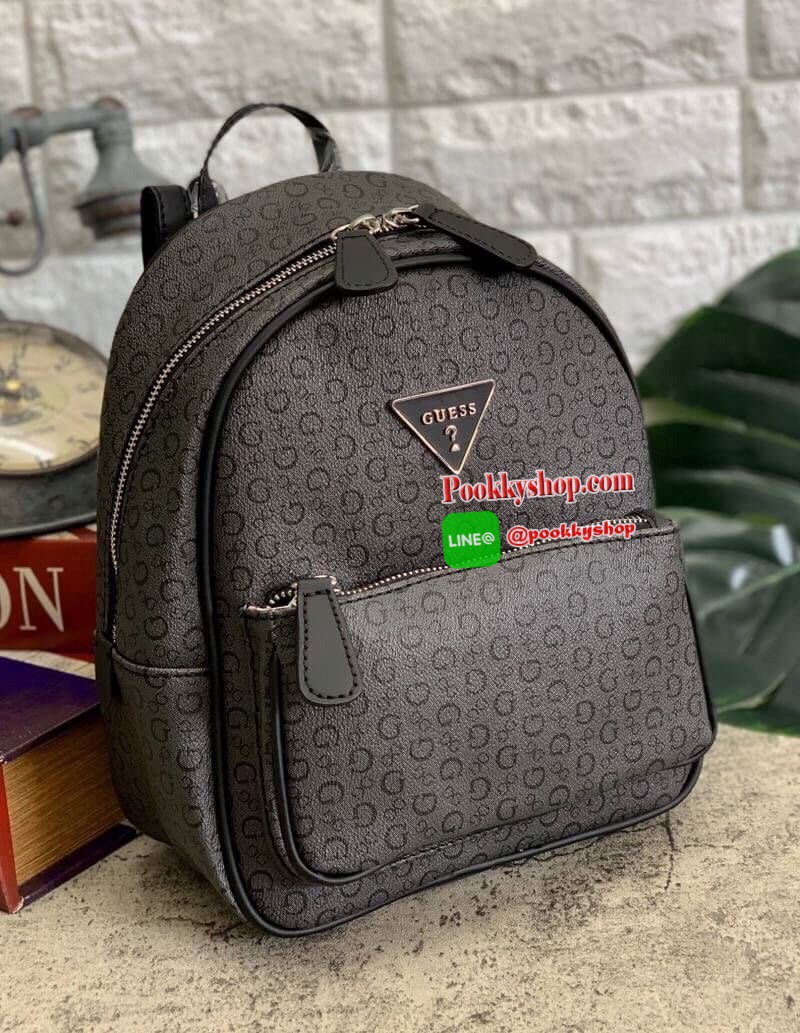 GUESS WOMEN’s DOME BACKPACK BAG พร้อมส่งค่ะ!! กระเป๋าสะพายหลัง มีหูหิ้ว ด้านหน้ามีโลโก้แบรนด์และช่องซิปหนึ่งช่องใส่มือถือหรือจองจุกจิกค่ะ เปิดปิดกระเป๋าช่องหลักแบบซิปคู่ ภายในโล่งกว้าง ซัปในผ้าลายแบรนด์นะค่ะ มีข่องซิปและช่องเล็กใส่ของจุกจิกค่ะ สายสะพายด้า