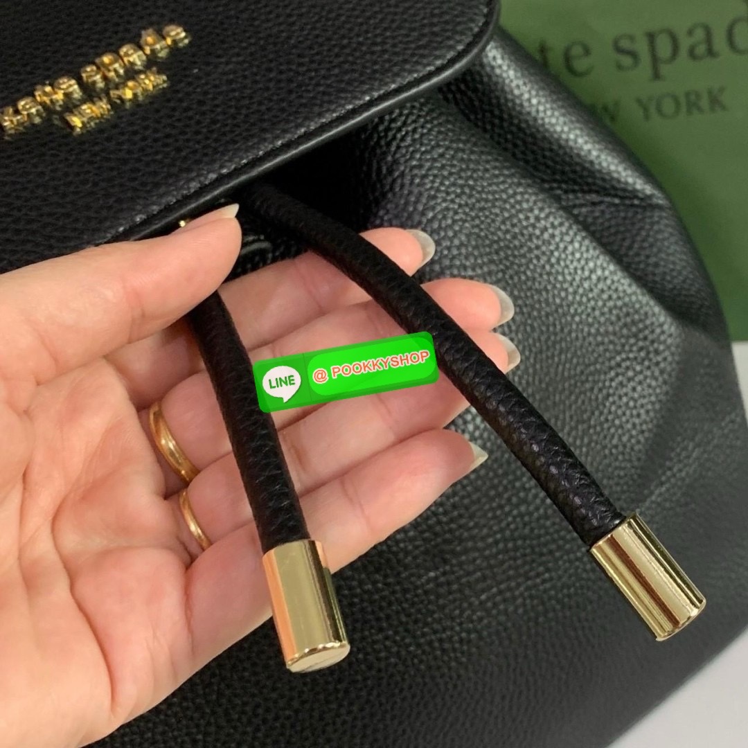KATE SPADE NEW YORK Sinch Pebbled Leather Medium Flap Backpack กระเป๋าสะพายเป้หนังนิ่มลายหนังสวย ด้านหน้าตกแต่งด้วยชื่อแบรนด์ มีช่องซิปเล็กด้านข้างกระเป๋า 1 ช่อง ช่องใหญ่เปิด-ปิดด้วยตัวรูด ด้านในโล่งกว้างจุของได้เยอะมาก และมีช่องซิปใส่ของจุกจิกค่ะ
