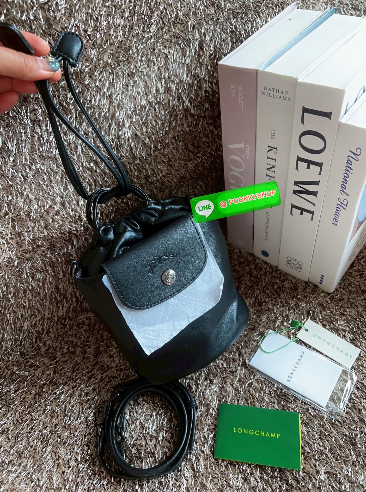 NEW ARRIVAL! LONGCHAMP LE PLIAGE XTRA XS BUCKET BAG ต้องบอกก่อนว่ารุ่นนี้เป็นรุ่นที่ใช้ออกมาแล้วไม่มีคำว่าผิดหวัง ออกแบบมาสวยแบบตัวแม่เลยค่าา 🔖พร้อมส่งทันที! กับกระเป๋าทรงบัคเกต หนังแท้smooth leather อย่างดี ใบกลางเจ้าลำตัวแล้วสวยมากก