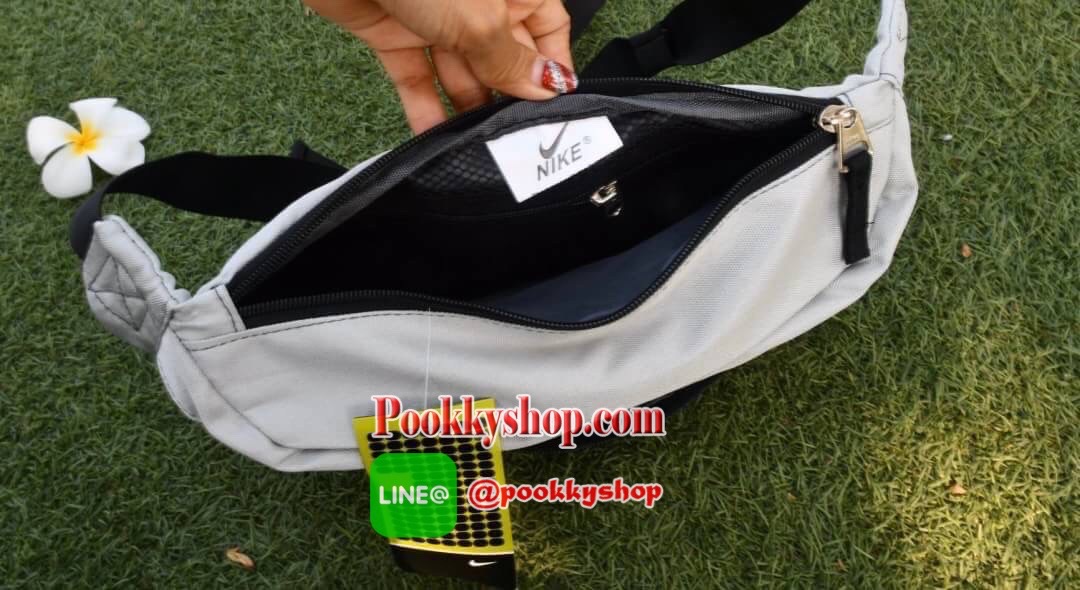 NIKIE TECH HIP PACK กระเป๋าขนาดพอเหมาะ คาดเอว สะพายข้าง เปิดปิดด้วยซิป 3 ช่อง (2 ช่องใหญ่ 1 ช่องเล็ก) วัสดุNylon น้ำหนักเบา โลโก้ด้านหน้า Nike เด่นชัด ภายในมีช่องใหญ่บนสุด มีช่องซิปเล็ดตาข่ายอีก 1 ช่อง จุของได้เยอะ สายคาดปรับได้ฟรีไซด์ สามารถใส่ไปเที่ยวแบ