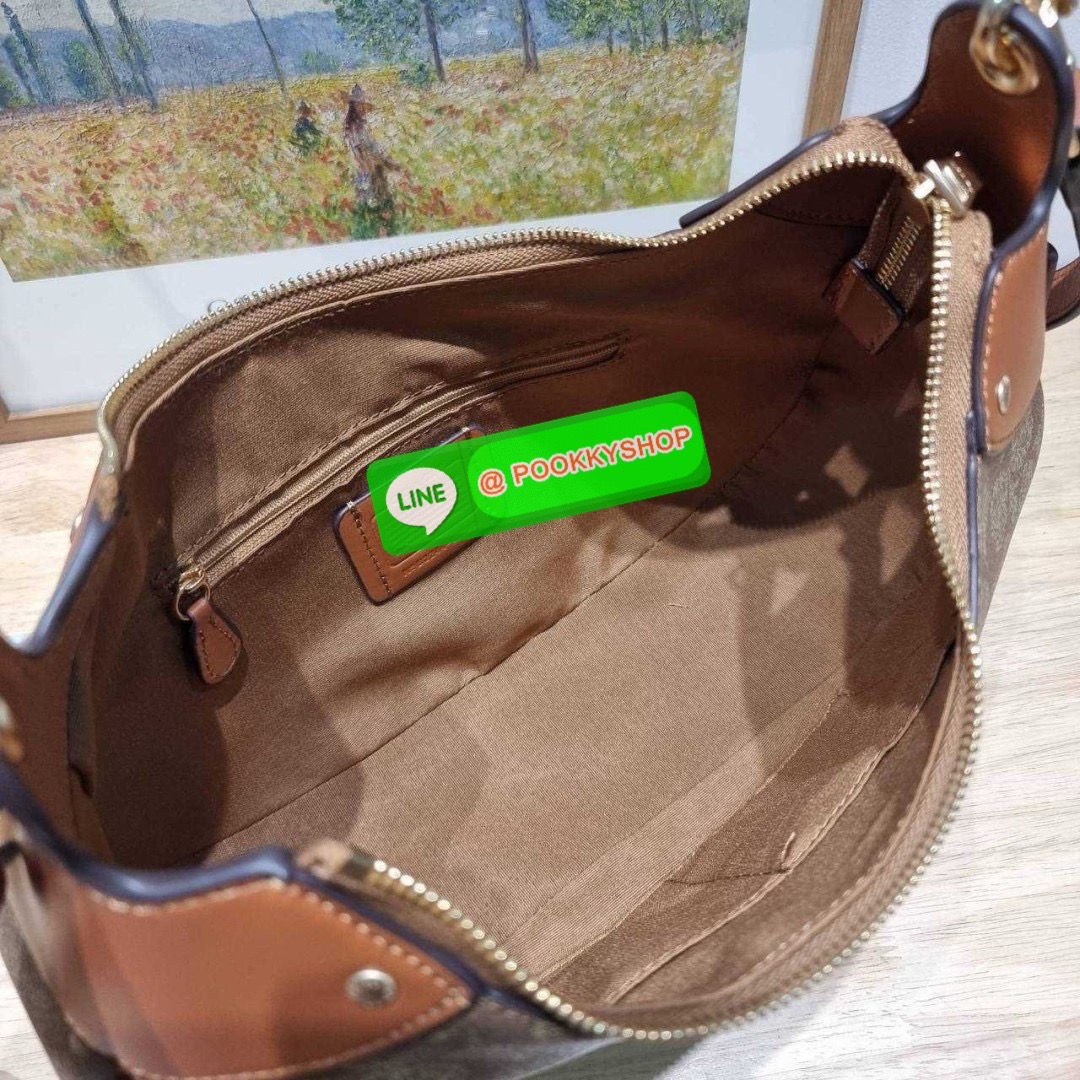 COACH CI791 MARA HOBO IN SIGNATURE CANVAS 🔆 Details รุ่นใหม่ พร้อมสีใหม่ก่อนใคร กับกระเป๋าสะพายทรงโฮโบ ใบใหญ่จุใจ ดีไซน์ออกมาให้รูปทรงดูหรู สุดพิเศษที่มีสายสะพายมาให้ถึง 2 แบบ เป็นสายสั้นสำหรับสะพายไหล่ และสายยาวสำหรับสะพายข้าง สามารถสลับใช้ได้ตาม