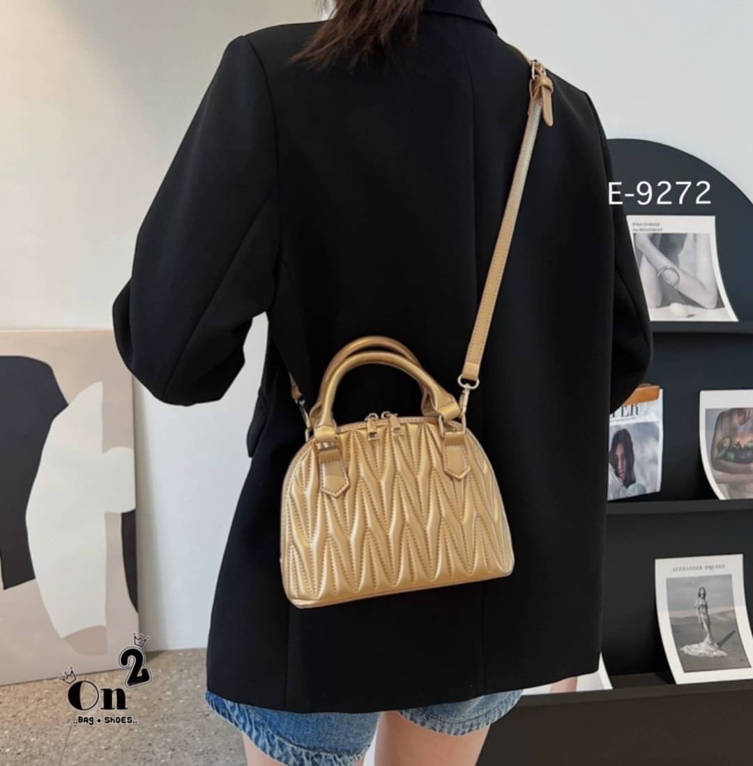 Hot item 🔥🔥 กระเป๋ามาใหม่สไตล์เกาหลี ทรงโดมงานซิปคู่ ตัวกระเป๋าปักลายแน่นๆ มาพร้อมสายสะพายยาวถอดออกถือได้ค่ะ พร้อมส่ง 4 สีค่ะ