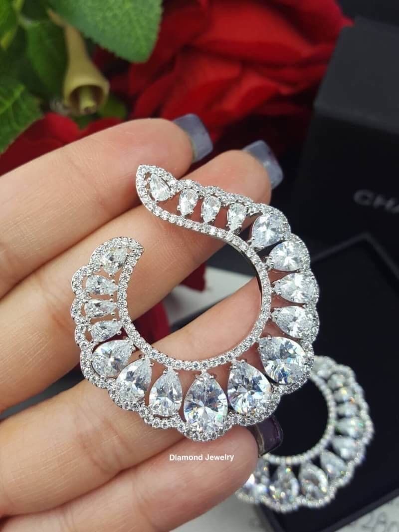 Hi-Quality item Chopard Earring ต่างหูเพชร CZ แท้ งานสุดอลังการ สวยมากกกที่สุดในสามโลกค่ะ รุ่นนี้ขอแนะนำมากๆๆๆๆ งานสวยจริงๆค่ะ คุณชมพู่ใส่เดินพรมแดง ดาราเซเลปใส่กันตรึมค่ะ เพชรสวยมากกกก เพชรเงาวิ้งระยิบระยับมากๆ ใส่ออกมาเริ่ด คู่เดียวจบค่ะ
