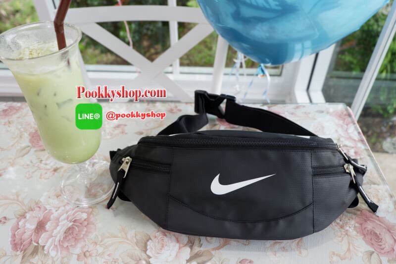 Brand : Nike กระเป๋าคาดเอว สะพายข้างใบใหญ่ เก็บของได้เยอะ ภายนอกมี2 ซิป ภายใน มีซิปเล็กไว้เก็บของ สายสะพายปรับได้ ใส่ได้ทั้งผู้หญิง และ ผู้ชาย
