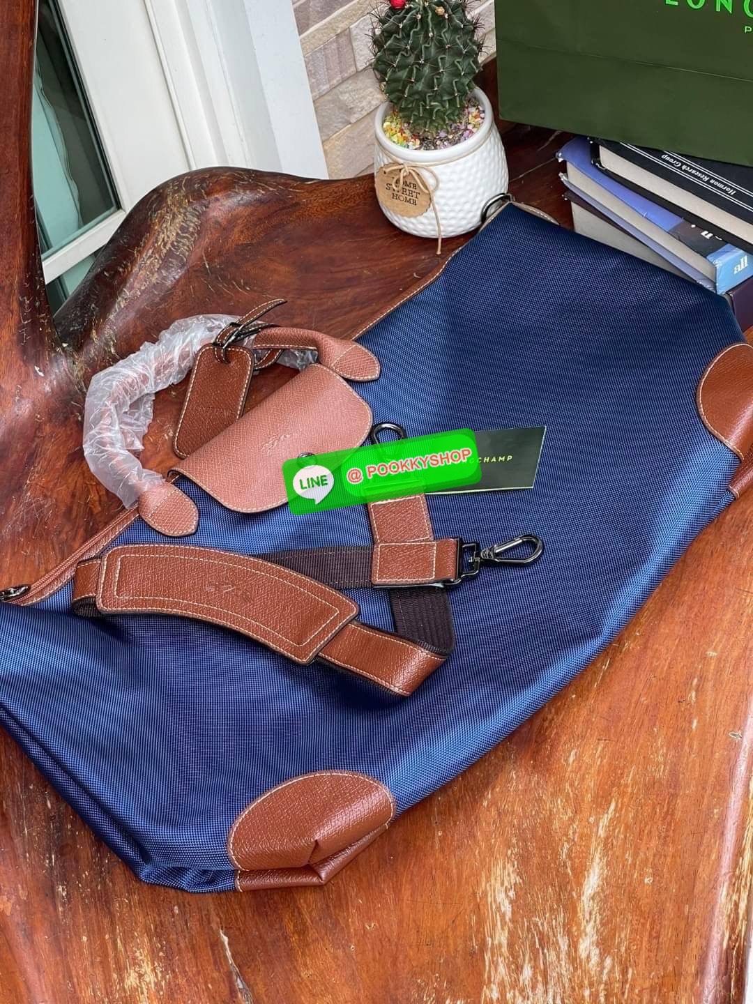 💕 LONGCHAMP BOXFORD TRAVEL BAG L กระเป๋าเดินทางขนาดใหญ่ มาพร้อมสายสะพายที่สามารถถอดได้ ให้คุณเลือกสะพายไหล่หรือถือได้ มีซิปรูดเปิดปิดกระเป๋าที่ให้คุณมั่นใจได้ว่าคุณจัดเก็บไอเท็มของคุณได้อย่างมิดชิด บ็อคฟอร์ด (BOXFORD) สะท้อนความเป็นเอกลักษณ์ของแบร