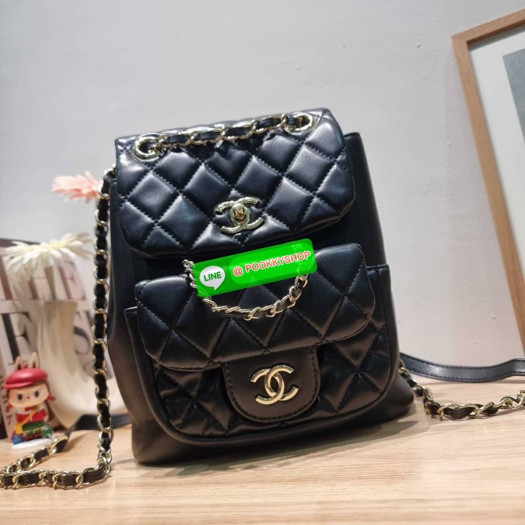 Hot item! Chanel duma backpack กระเป๋าเป้ ไซส์น่ารัก ไอเท็มยอดฮิตจากเคาน์เตอร์ dutyfree รูปทรงทันสมัย วัสดุหนังแกะสัมผัสนิ่ม ดีเทลความสวยมากมาย ทั้งสายรูดเก็บปาดกระเป๋า หรือจะช่องเปิดด้านหน้า ก็ดูหรูไปหมด ภายในโล่งกว้าง ใส่ของสำคัญได้ครบ สายสะพายปรับได้ตา