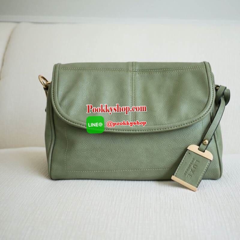 LUXE อีกหนึ่งรุ่นที่ขายดีมากๆ กับช่องการใช้งานที่รับรองว่าถูกใจค่ะ Regular city bag มาพร้อมสายสะพาย 2 เส้น สายสั้นบุนุ่มไหล่ สะพายแล้วไม่ปวด สายยาวปรับระดับได้ มาพร้อมช่องใช้งานที่จัดระเบียบของอย่างดี หนังเป็นทรงตั้งได้