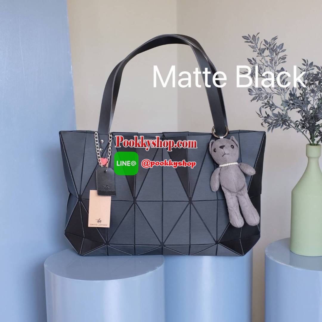 ห้ามพลาดเลยค่า รุ่นขายดี ได้สีใหม่มาเพิ่มสวยอีกแล้ว ทรงสุดฮิตจากแบรนด์ David Jones ใบนี้ มาพร้อมกับน้องหมี สีเข้า set กับกระเป๋าคะ กระเป๋า ทรง Tote ตัวกระเป๋าเย็บติด ด้วยแผ่นอคิลิค สุดหรู ดีไซน์เกร๋ จุดเด่นที่ น้ำหนักเบา สามารถ ถือ หรือ สะพายไหล่ได้คะ ใบใ