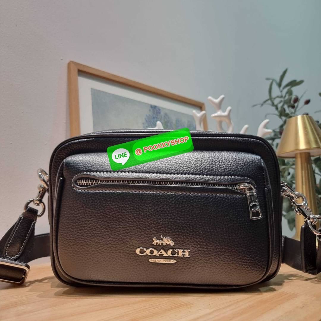 🔆 Model COACH CJ510 ELIAS CROSSBODY IN SIGNATURE CANVAS 🔆 Details ใหม่ล่าสุด กับไอเท็มสุดชิค กระเป๋าครอสบอดี้ทรงคลาสสิค ดีไซน์รูปแบบใหม่ ใช้งานง่ายและสะดวก ด้านหน้ามีช่องซิป ด้านหลังมีช่องแยกให้ เปิด-ปิดด้วยซิป ภายในเป็นช่องโล่ง มีช่องซิปแ