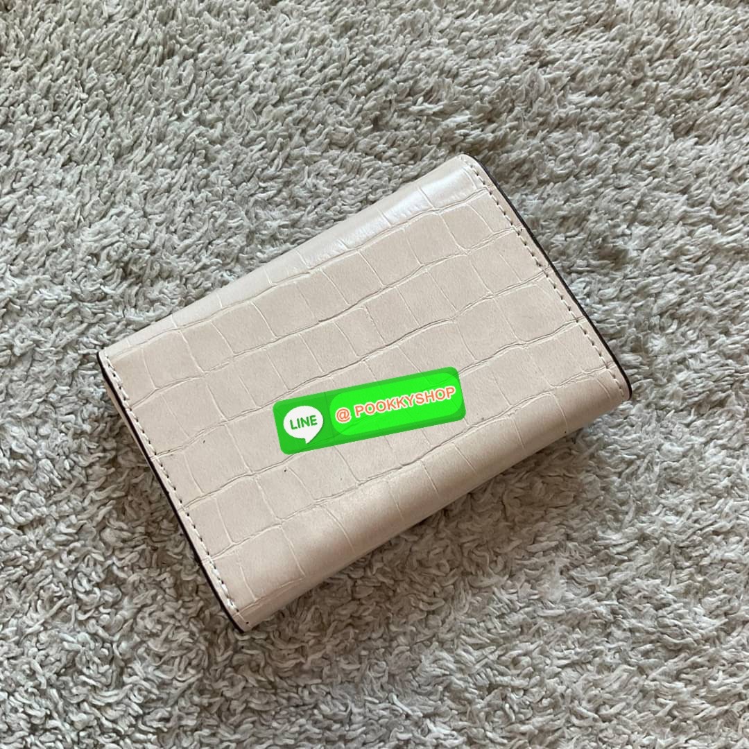 รุ่นใหม่ล่าสุด! GUESS SHORT WALLET กระเป๋าสตางค์ใบสั้นสองตอน วัสดุตัวหนังลายสวยหรูพิมพ์ลายทั้งใบ เปิดปิดด้วยกระดุม ด้านในบุผ้าปั้มแบรนด์มีช่องใส่รูป และใส่บัตรได้อีกหลายช่อง มาพร้อมช่องใส่ธนบัตรหนึ่งช่อง สวยคุ้ม สไตล์มินิ สำหรับคนไม่ชอบพกเงินเยอะ แนะนำใบน