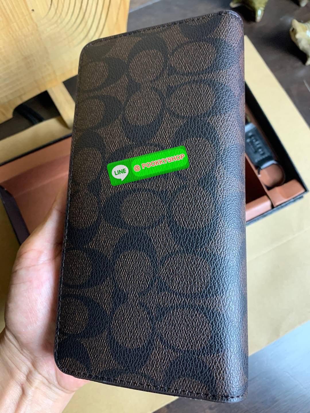 COACH ACCORDION ZIP WALLET IN SIGNATURE CANVAS กระเป๋าสตางค์ใบยาว ซิปรอบ ใช้งานง่าย ด้วยฟังค์ชั้น ด้านใน ใส่บัตรได้จุใจ มีช่องซิปใส่เหรียญตรงกลาง โดนใจหลายๆคนไปเรียบร้อยและคลาสสิค เรียบหรูดูแพงตลอดกาล ยกให้รุ่นนี้เลย