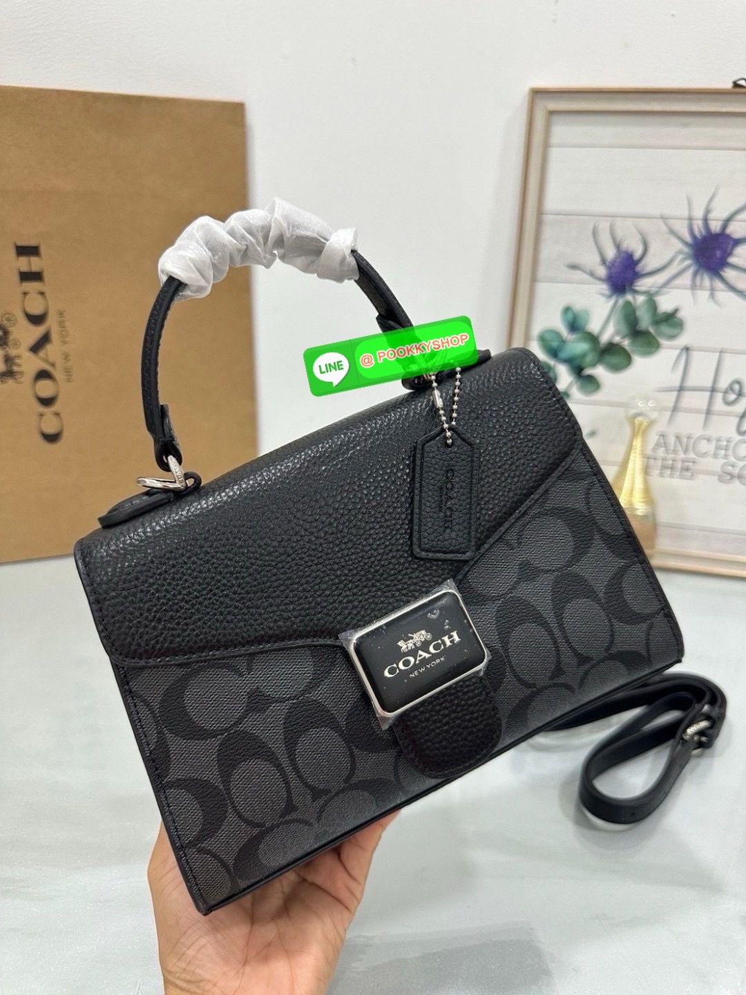 “Classic elegance with a modern twist.” Coach Pepper Satchel – กระเป๋าทรง Satchel ที่ผสานความคลาสสิกและความทันสมัยได้อย่างลงตัว วัสดุคุณภาพเยี่ยม ผสมผสานระหว่างหนังและผ้าแคนวาสลายซิกเนเจอร์ของ Coach เหมาะสำหรับวันทำงานหรือวันพักผ่อน เพิ่มความหรูหราให้กับท