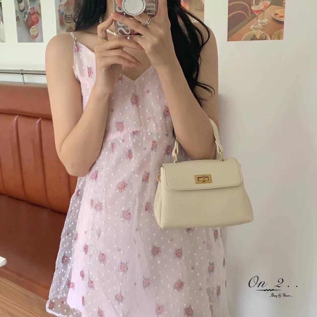 ♥️Korean Style crossbody bag♥️ 🔸กระเป๋าสะพายข้างทรงเหลี่ยม หนังนิ่ม อยู่ทรง 🔸มีหูหิ้ว&สายสะพายข้างยาว 🔸สายยาวเป็นสายหนังปรับได้