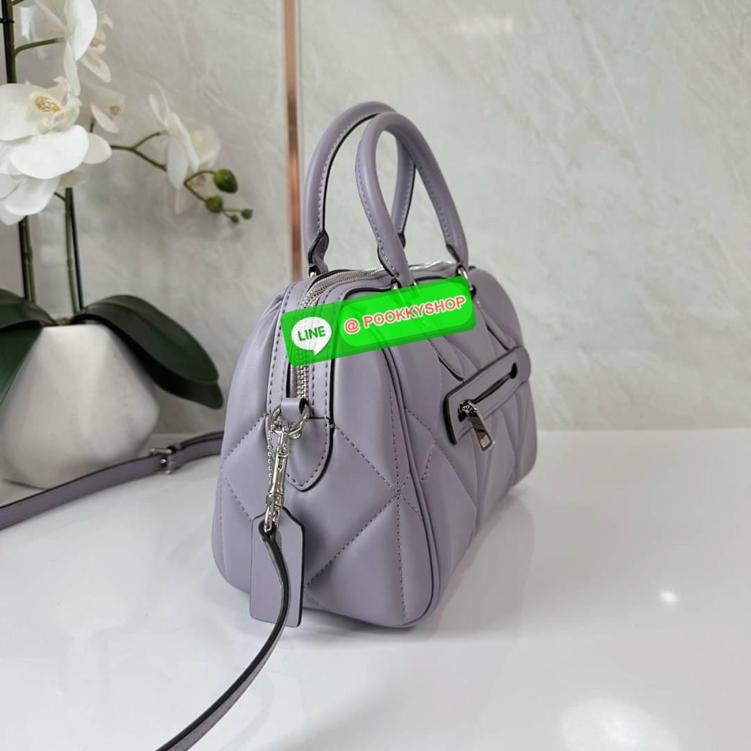 Coach Rowan Satchel With Puffy Diamond Quilting (CJ160) 🔖กระเป๋าทรงหมอนรุ่นใหม่ล่าสุดสัมผัสนุ่มมือ 🔖วัสดุ : Nappa leather (หนังแนบปา) 🔖เปิด-ปิดด้วยซิปแบบโลหะ ภายในช่องโล่งกว้าง ใส่กระเป๋าสตางค์ใบยาวได้ มีหมุดรองฐานอยู่ทรง 🔖
