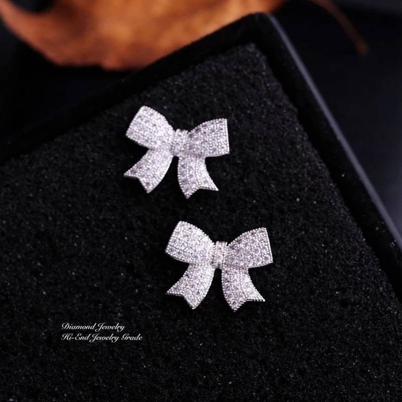 New Arrival !!!!! Diamond Earring ต่างหูเพชร ดีไซน์โบว์ งานเพชรละเอียดงานเกรดพรีเมี่ยม งานเพชร CZ แท้ เกรดดีที่สุด เพชร CZ แท้คัดเกรด สวยวิ้งมากๆค่ะ สาวๆห้ามพลาดเด็ดขาด ใส่ออกมาน่าร้ากกกกที่สุดในสามโลก ใส่ได้ตลอด ไม่มีเอ้า เข้าได้กับทุกชุดเลยคะ