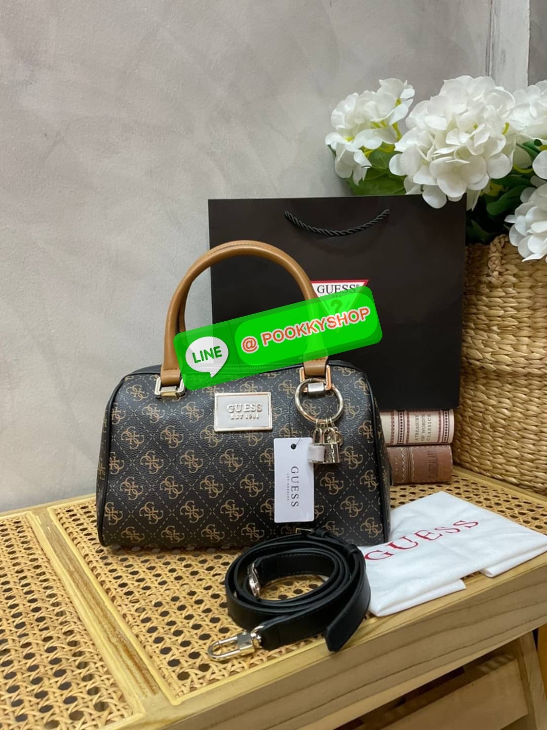 Guess Handbag with Small Shoulder Strap Tyren SG796605 New collection!! Guess ทรงหมอน ขนาดเล็ก ลายซิกเนเจอร์แบรนด์ ทรงหมอนยอดฮิต มีให้เลือก 5 สี สีสวยคลาสสิก เข้ากับง่ายกับทุกชุด ปิด/เปิด ด้วยซิป ภายในโล่งกว้าง แยกเป็นสัดส่วนใช้งาน ซับในตราแบรนด์