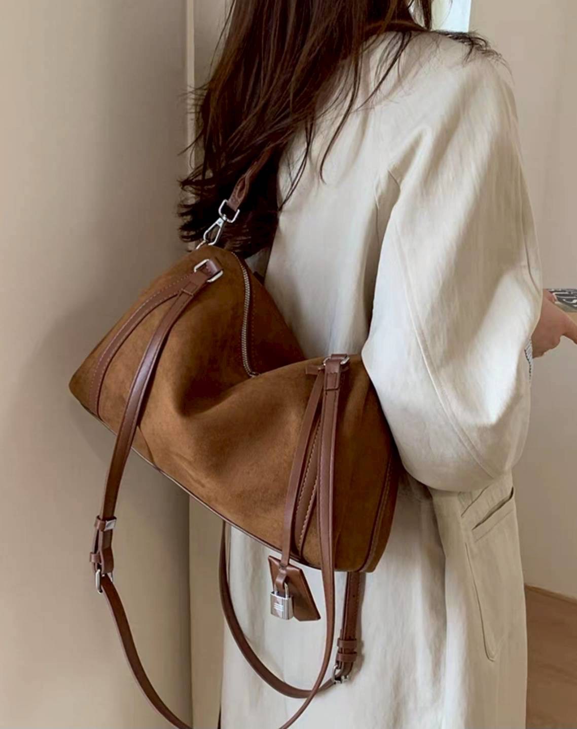 กระเป๋าทรง hobo suede bag ดีไซน์เรียบแต่ดูแพงสุดๆ งานหนังกลับนุ่มมือ ผสมกับสายหนังเรียบเนียนคุณภาพดี ให้ฟีลหรูมีคลาสแบบมินิมอลยุโรป ใบนี้ใช้งานได้จริงทุกวัน ดูดีทั้งถือและสะพาย ทรงนิ่มแต่ไม่ย้วย มีโครงเล็กน้อยช่วยให้ตั้งสวย ช่องซิปหลักเปิดกว้าง หยิบของง่า