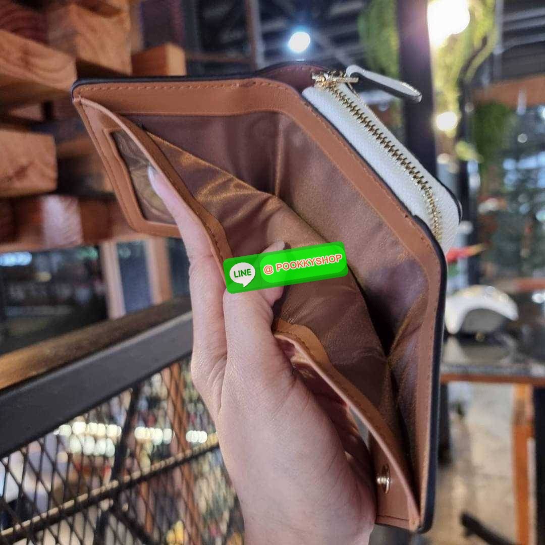 COACH 7331 SMALL TRIFOLD WALLET IN SIGNATURE CANVAS สวยคลาสสิค พกพาง่าย ใบเล็กน่ารักน่าใช้ ต้องยกให้ใบนี้จ้า ตอบโจทย์คนชอบพกน้อยที่สุด!! กระเป๋าสตางค์ใบสั้นหนังแคนวาสเคลือบคุณภาพดี ภายในเป็นหนังแท้ ใส่บัตร ใส่ธนบัตรได้ทุกชนิด มีช่องซิปแยก ใบเดียวใบนี้คือเ