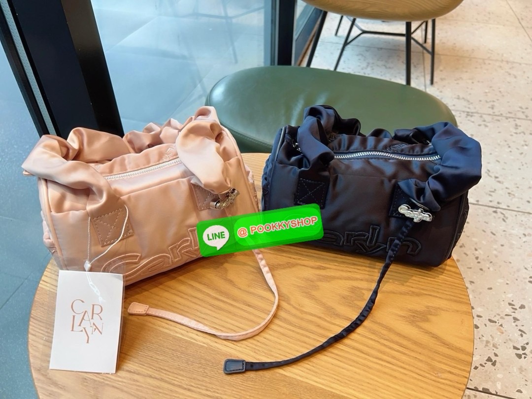 NEW ARRIVAL! น้องใหม่ล่าสุด มีความน่ารักไม่ไหวค่าสาวๆ CARLYN TIA MINI BAG พร้อมส่ง! สุดคิ้วท์ไปกับน้องสไตล์สายเกากันค่า ด้วยดีไซด์ใหม่ วัสดุไนล่อนอย่างดี ปักลายแบรนด์ทั้งใบสวยงาม