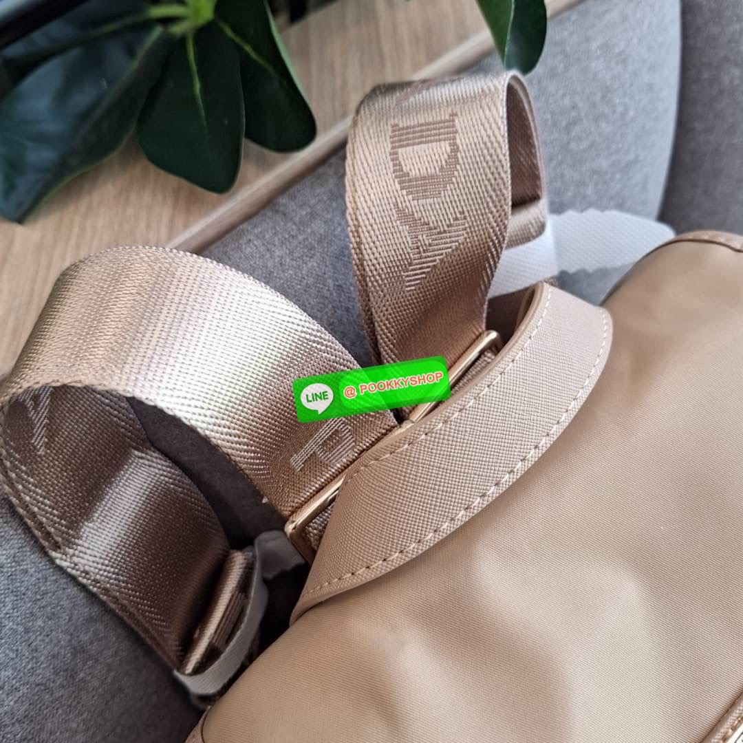 NEW ARRIVIAL กระเป๋าเป้ทรงสวย Prada Nylon Backpack With Pocket วัสดุผ้าไนล่อน กันน้ำเนื้อหนาอย่างดี ใบนี้ ดีไซต์สวยเก๋ เป้แบบหูรูด ทรงสวยน่ารัก อะไหล่ทองทั้งใบ เปิดปิดด้วยกระดุมแม่เหล็ก ด้านข้างมีกระเป๋าอีก 2 ช่อง ด้านในมีป้ายโลโก้บุด้วยผ้าแบรนด์หนาอย่างด