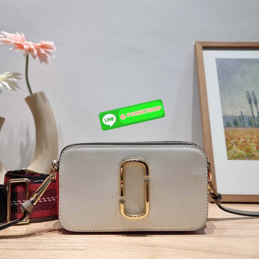 MARC JACOBS THE SNAPSHOT CAMERA BAG ไอเท็มยอดฮิตที่โดดเด่นเป็นเอกลักษณ์ กับกระเป๋าสะพายข้างสุดปัง เรียกได้ว่าไม่ซ้ำใคร!! วัสดุหนังวัว สวยอยู่ทรง เปิด-ปิดกระเป๋าด้วยซิป มีซิปหลัก 2 ช่อง แบ่งสัดส่วนไว้ดีมาก มาพร้อมสายสะพายสปอร์ตเส้นใหญ่ ที่ออกแบบโทนสีมาให้เ