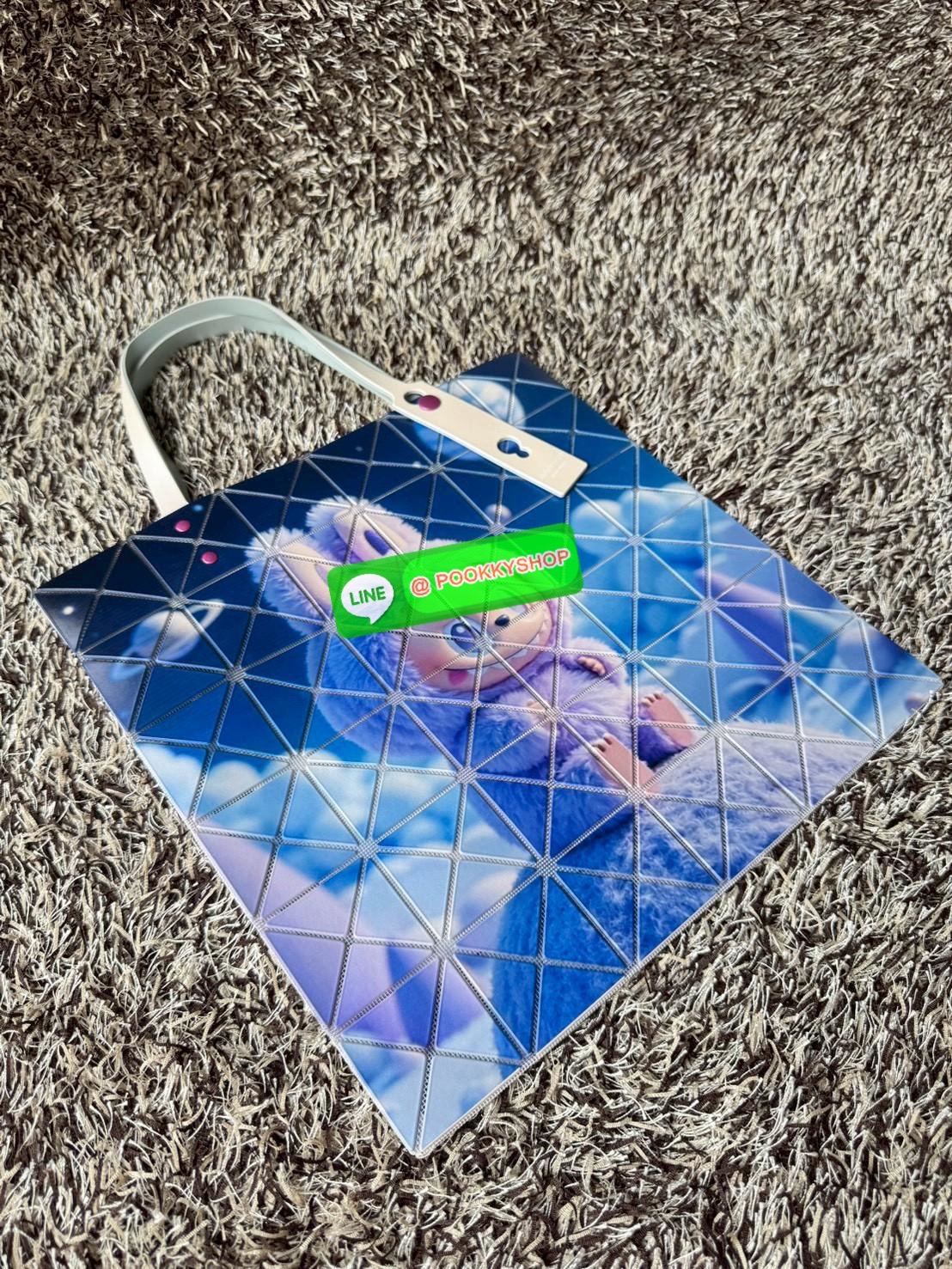 Baobao Issey Miyake x Labubu tote bag อีกหนึ่งซีรีย์สุดลิมิเตทที่น่าสะสม กำลังเป็นกระแสสำหรับ Labubu อาร์ตทอยชื่อดังที่ทุกคนรู้จัก คอลเลคชั่นนี้สื่อถึงความรู้สึกอารมณ์ผ่านตัวละครออกมาได้ดีเลยทีเดียว เป็นกระเป๋า ที่เหมาะกับการใช้งานในชีวิตประจำวัน ด้วยขนาด