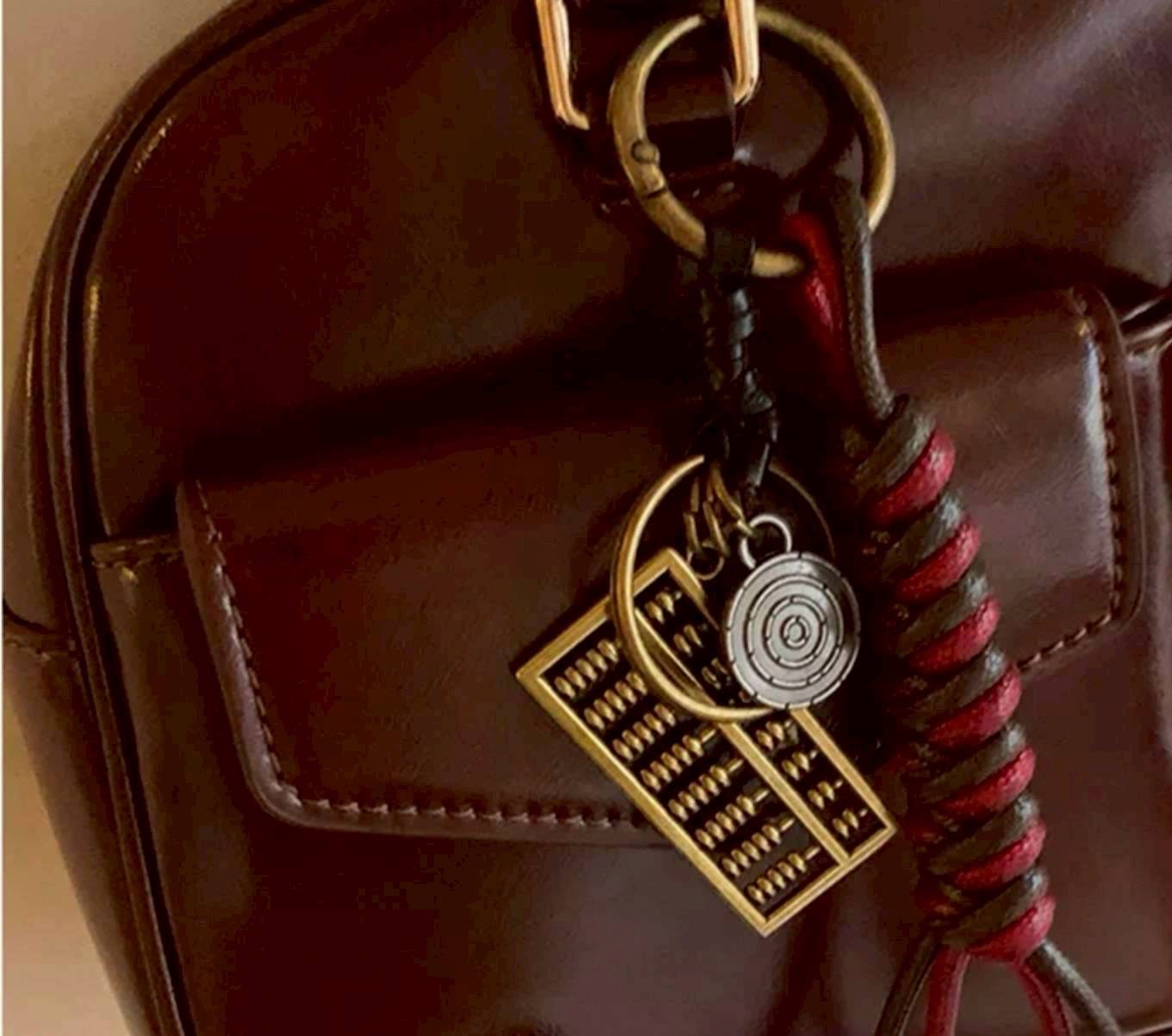 กระเป๋า Chio’2nd แบรนด์ดังมาแรงตอนนี้ กระเป๋าดีไซน์ลงตัวสวยทุกคอล ทรงนี้ขายดีตัวท๊อป แถมฟรี⁉️ตัวห้อยกระเป๋าน่ารักมาก เพิ่มมูลค่าให้กระเป๋า