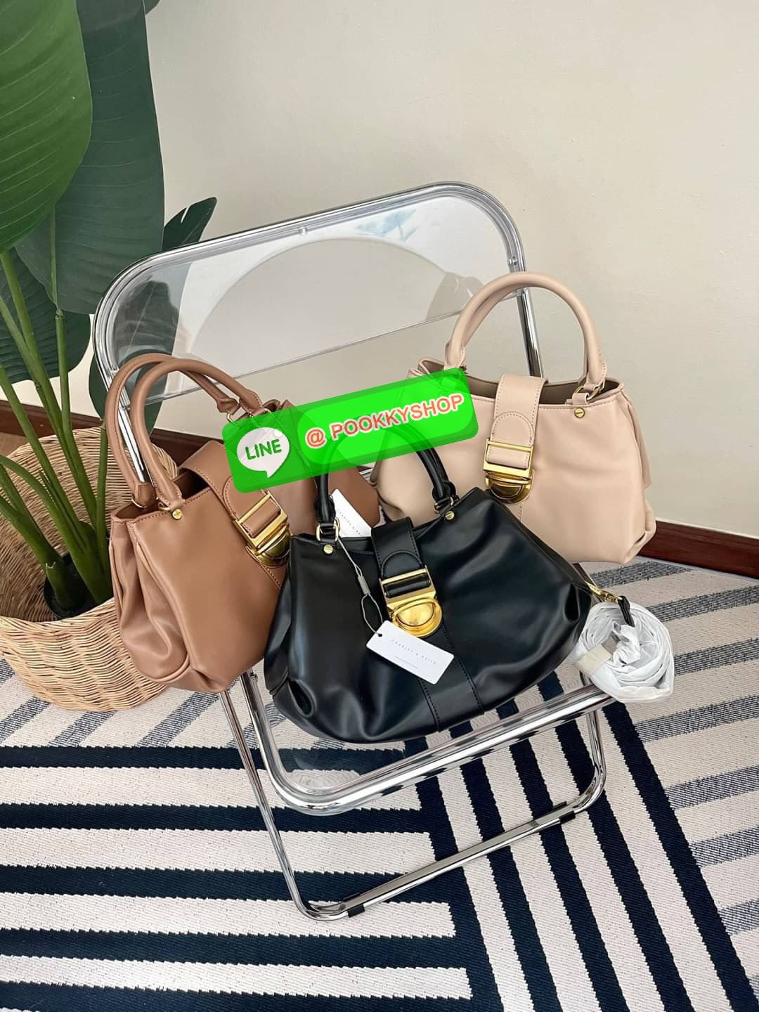 Charles & Keith Buckled Tote Bag กระเป๋าถือทรงเก๋สะดุดตาตกแต่งสายคาดพร้อมหัวเข็มขัดให้กระเป๋าดูโดดเด่นทันสมัย วัสดุหนังเรียบ หูหิ้วกระเป๋าสามารถพับได้ เปิดปิดแบบตัวเข็มขัดด้านหน้า ด้านในกว้าง พกพาของใช้จำเป็นได้อย่างครบถ้วน เช่น กระเป๋าเงินใบยาว โทรศัพท์