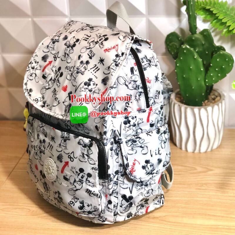 Kipling City Pack seoul go Medium Backpack Kipling Mickey Mouse collection มาพร้อมดีไซน์ทันสมัย สนุกสนาน ใช้งานได้อย่างคล่องตัว ด้วยสีและลายสุดคลาสสิก โดดเด่นด้วยพื้นที่ภายในและช่องต่างๆ ที่ให้คุณจัดเก็บของสำคัญได้ครบถ้วน
