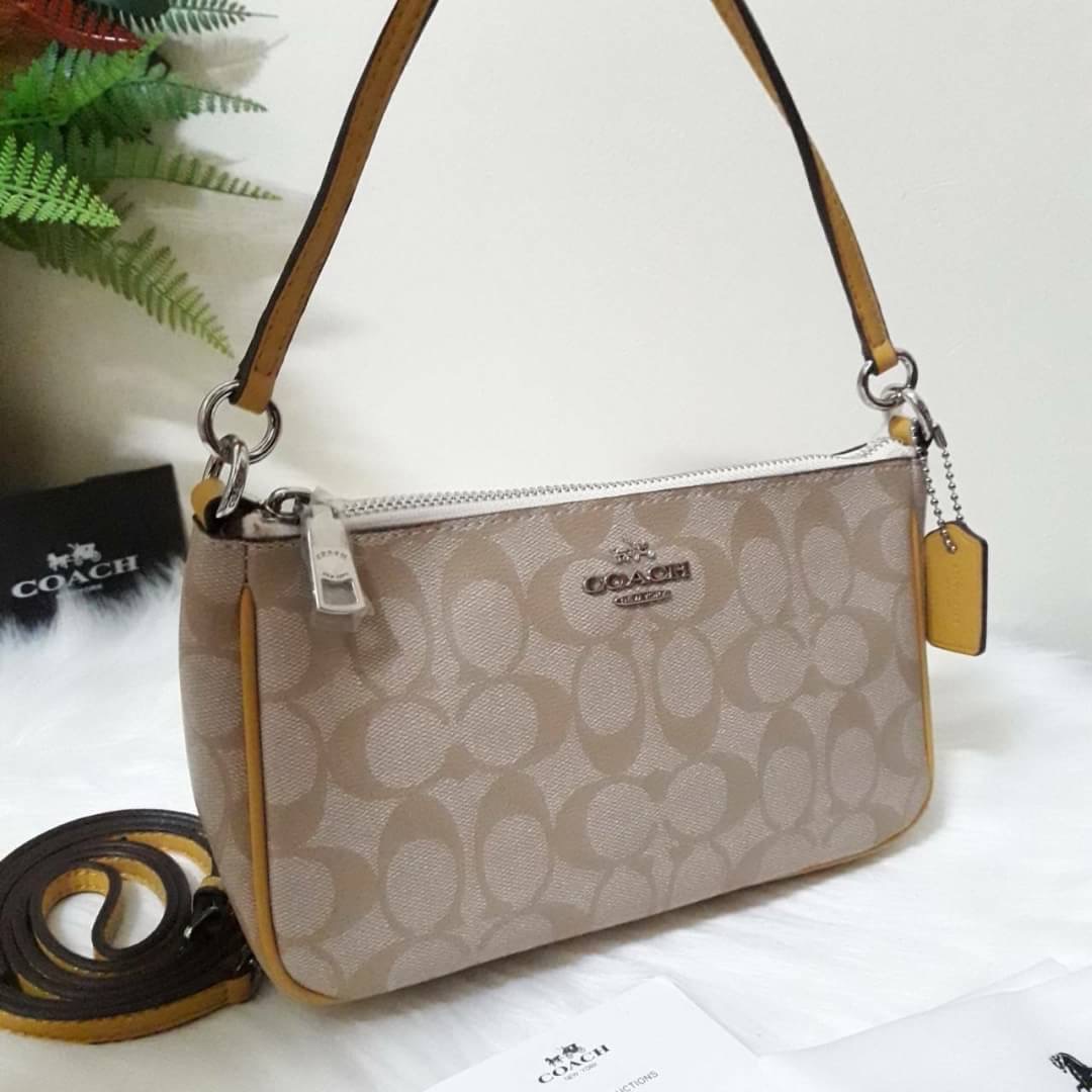 ขายดี Coach Messico Top Handle Pouch In Signature Coated Canvas กระเป๋าหิ้ว/คล้องไหล่/สะพายข้าง ขนาดเหมาะ ดีไซน์สวยน่ารัก ผลิตจากวัสดุคุณภาพดี แข็งแรงทนทานน้ำหนักเบา ภายในบุผ้าสวยงามเรียบร้อย 1 ช่องอเนกประสงค์ ซิปโลหะสีทองสวยงาม สายสะพายถอดและปรับความยาวไ
