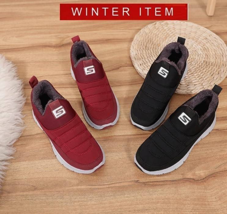 ลมหนาวมาแล้วว ของมันต้องมี!! Item อุ่นสบายถนอมเท้า รองเท้าสลิปออน วัสดุ pu ผสมเนื้อผ้าไมโครไฟเบอร์บุฟูกนุ่ม พื้น 1.5" แต่งโลโก้หน้าเพิ่มความโดดเด่น ภายในรองเท้าบุขนนุ่มมากก พื้นรองเท้าเป็นยางพารายึดเกาะดีเยี่ยมเดินไม่ลื่น ดีไซน์เรียบๆสบายตาทรง SPORT
