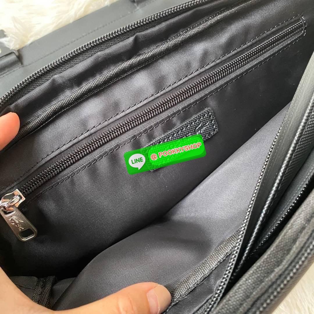 Small Pouch วัสดุ PVC คุณภาพดีตามแบบฉบับแบรนด์ น้ำหนักเบา กันน้ำ ด้านหน้ามีโลโก้เหล็ก ฝาเปิดปิดด้วยคลิปล๊อค 2 ด้าน ช่องหลัก ด้านในมีช่องซิปพร้อมหัวซิปแบรนด์ ใส่กระเป๋าสตางค์ใบยาว ipad มือถือ ของจุกจิกได้เยอะ ด้านหน้ามีช่องใส่ของ 1 ช่องปิดด้วยซิป พร้อมสายส