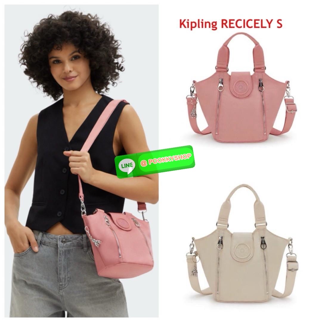 Kipling RECICELY S กระเป๋าสะพายข้างขนาดเล็กของ Kipling Recicely รุ่นนี้เหมาะอย่างยิ่งสําหรับการสวมใส่ในชีวิตประจําวันด้วยกระเป๋าซิปด้านในและกระเป๋าซิปด้านหลัง นอกจากนี้ยังมีสายปรับได้และถอดออกได้ ดังนั้นคุณสามารถ ใช้งานได้หลายรูปแบบ มีDetail โลโก้ ด้านหน้