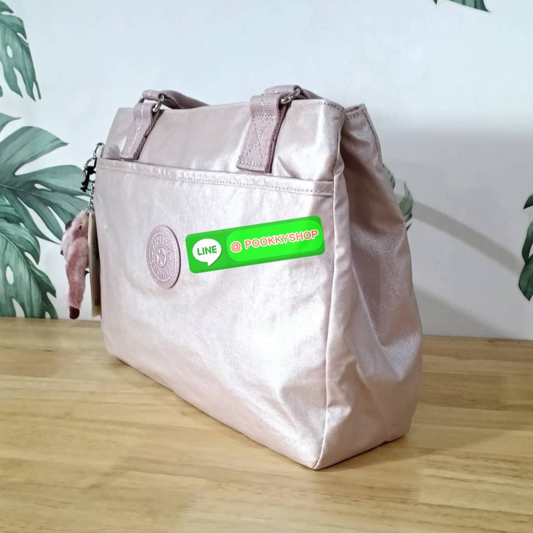 KIPLING Caralisa bag กระเป๋าถือหรือสะพาย วัสดุ Polyester เคลือบผิวกันน้ำ รุ่นใหม่จสก kipling เหมาะสำหรับวันทำงาน หรือ ใช้สะพายในชีวิตประจำวัน สามารถใส่กระดาษ A4 หรือ Ipad /Tablet ได้ถึง 11 นิ้ว