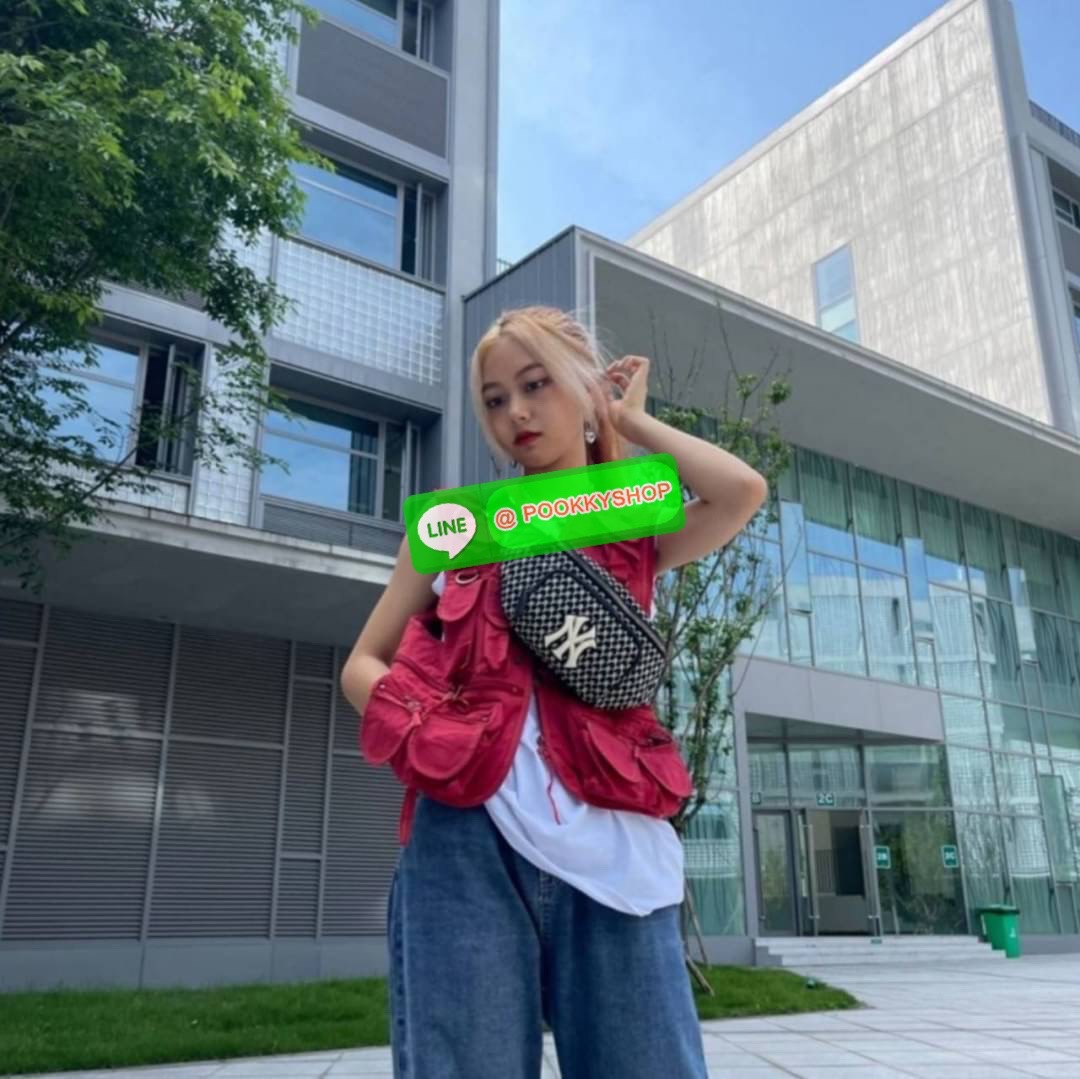 New collection!!! MLB MONOGRAM HIP SACK NEW YORK YANKEES กระเป๋าทรงคาดอก คาดเอว สะพายไหล่ จากแบรนด์ดัง MLB เป็นรุ่นยอดฮิต อีกคอลเลคชั่นที่ขายดี วัสดุ ผ้า NYLON กันน้ำ ด้านหน้าปักโลโก้แบรนด์ อะไหล่แบรนด์ ด้านใน มีช่องซิปแยก 1 ช่อง และ ช่องหลักใหญ่ 1 ช่อง ม