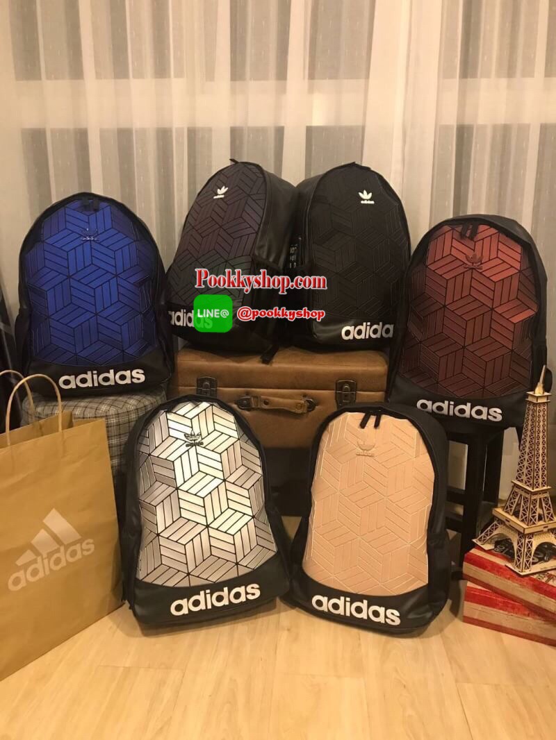 Adidas Originals 3D Backpack กระเป๋าสะพายหลัง 3D ลุคสุดล้ำของกระเป๋าสะพายหลัง ที่มาพร้อมช่องกระเป๋าซิปและลายพิมพ์สามมิติแบบอสมมาตร ดูดีมีสไตล์ด้วยการใช้วัสดุเลียนแบบหนังที่ทันสมัย ให้คุณมีพื้นที่มากขึ้นในการจัดเก็บ ด้วยช่องกระเป๋าด้านในหลายช่องสำหรับเก็บโ
