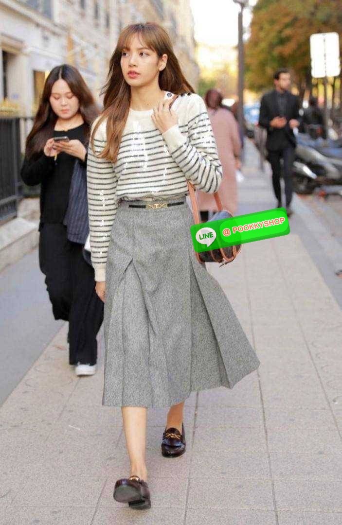 🔆 Model CELINE FOLCO SHOULDER BAG IN TRIOMPHE CANVAS 🔆 Details รุ่นยอดฮิต ขายดีไม่มีตก กับกระเป๋าสะพายข้าง ทรงสวยโดดเด่นเป็นเอกลักษณ์ ดีไซน์โค้งมนสวยงาม เปิด-ปิดกระเป๋าด้วยสายหนัง สายสะพายในตัว ปรับได้ ภายใรเป็นช่องโล่ง แบ่งสัดส่วนไว้อย่าง