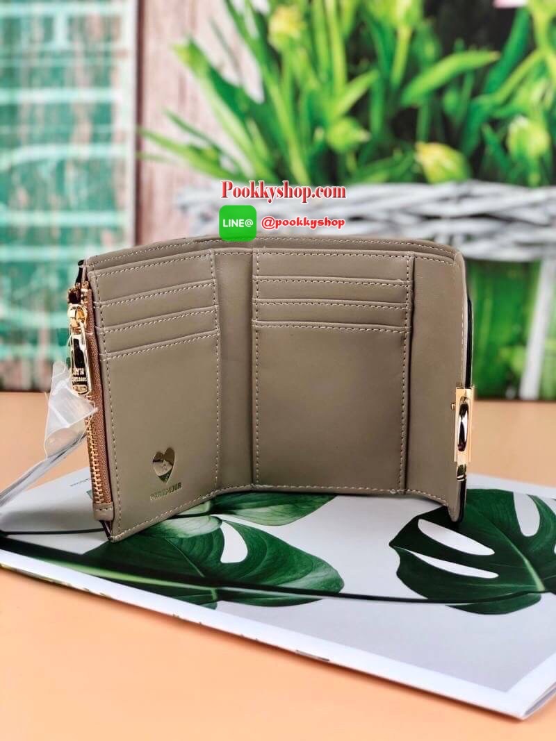 Lyn Paramour Short Wallet กระเป๋าเงินใบสั้นแบบ 3 พับ จับกระชับมือ วัสดุหนังเรียบ ด้านหน้ามีจุดเด่นตรงที่เปิดปิดมีโลหะวงกลม เปิดปิดแบบกระดุม มีช่องซิปใส่เหรียญ ช่องการ์ด 6 ช่อง และยังมีช่องใส่ธนบัตรได้ตามยาว แบบค์100/1000 ใส่ได้ทุกแบงค์ค่า เหมาะกับการใช้กั