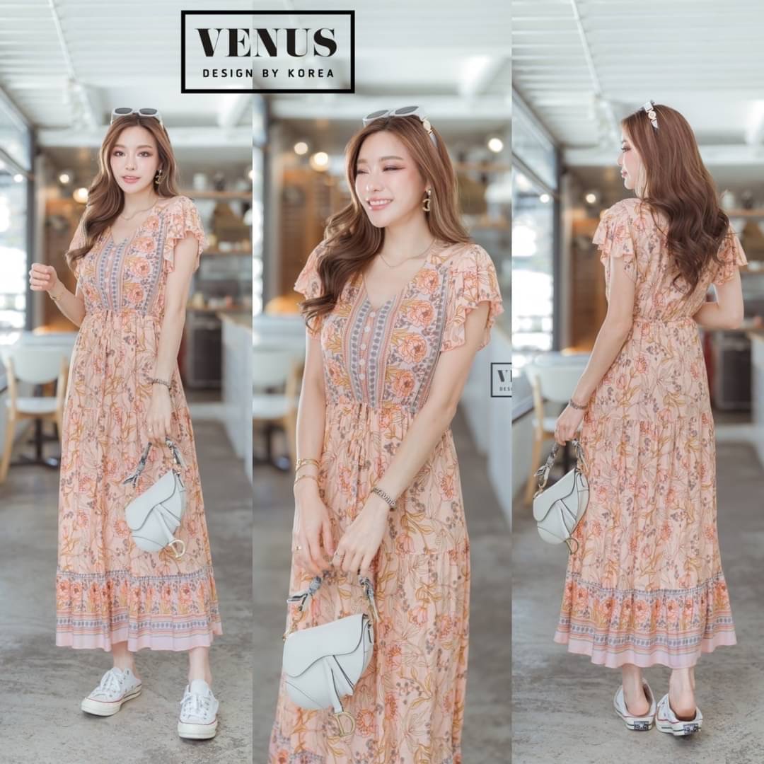 I'm Lady By Venus Flora MaxiDress แม๊กซี่เดรสพิมพ์ลายดอกไม้ แต่งกระดุมเรียงหน้า ช่วงเอวแต่งสม๊อคยืด สามารถรูดได้นะคะ งานเก๋เนื้อผ้าพริ้วใส่สบายสุดๆคะ แม๊ทกับรองเท้าผ้าใบก็น่ารักคะ