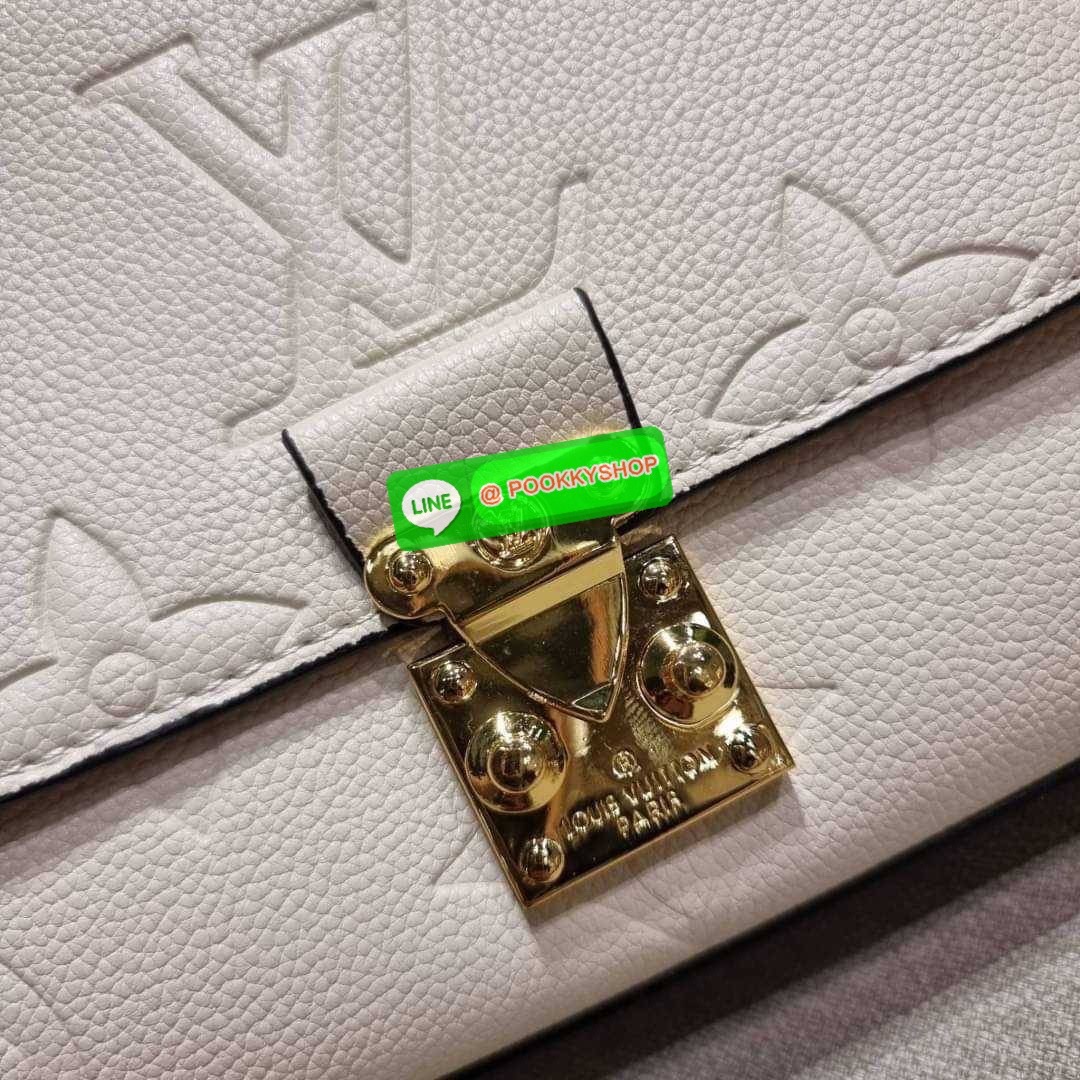 LV MADELEINE BAG ใหม่ล่าสุด อีกหนึ่งรุ่นคลาสสิคหายาก จากเคาน์เตอร์ dutyfree ที่สาวๆรอคอย กระเป๋าถือ/สะพายข้าง ดีไซน์เรียบง่าย แต่เต็มไปด้วยดีเทลความหรู วัสดุหนังวัวปั๊มลายเอกลักษณ์ เปิด‐ปิดด้วยอะไหล่กดล็อคสีทองหรู และมีพวงหนังห้อยพิเศษแถมมาให้ด้วย ภายในแบ