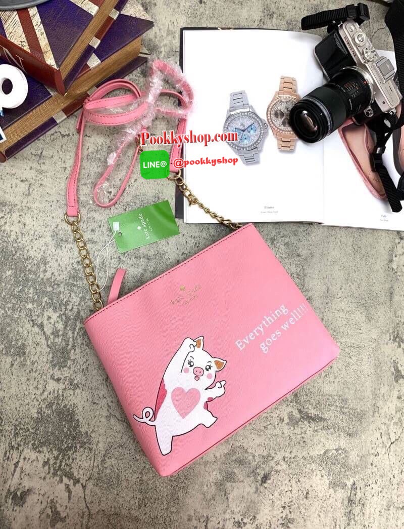 New arrival !! Kate spade new york saffiano crossbody bag รุ่นหายากค่ะ!! กระเป๋าสะพายข้าง วัสดุหนังซาฟเฟียโน่ หนังนิ่มมือ ไม่สากแข็ง น้ำหนักเบา ด้านหน้ามีโลโก้แบรนด์ ออกแบบลายรูปหมู ดูซุกซนน่ารัก พร้อมเขียนข้อความภาษาอังกฤษมาด้วยค่ะ เปิดปิดกระเป๋าแบบซิป ภ