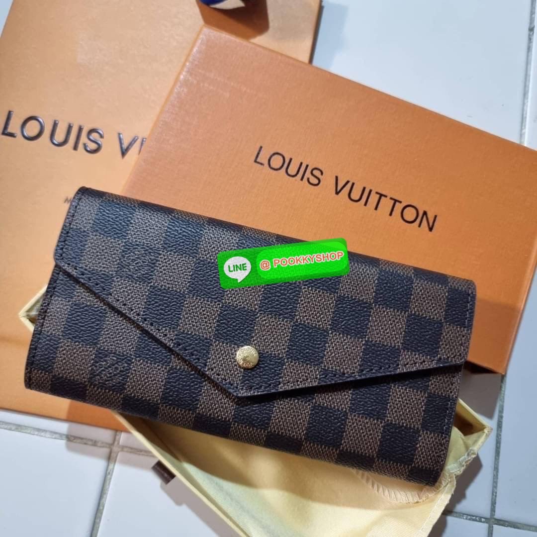 Hot item!! LV long flap wallet with gwp กระเป๋าสตางค์พรีเมี่ยมกิ๊ฟ เป็นไอเท็มสุดฮิต แบบฝาพับ ใช้งานสะดวกขึ้นกว่าเดิม รุ่น unisex ที่จะหนุ่มๆสาวๆ ก็ใช้ได้หมด!! ใบยาวขนาดกำลังเหมาะมือ ถือแล้วขับผิวทุกสี วัสดุหนังแคนวาส ทนทาน เปิด-ปิดด้วยกระดุม ภายในมีช่องใส