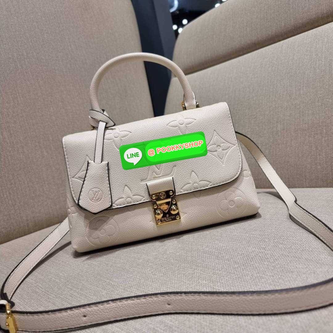 LV MADELEINE BAG ใหม่ล่าสุด อีกหนึ่งรุ่นคลาสสิคหายาก จากเคาน์เตอร์ dutyfree ที่สาวๆรอคอย กระเป๋าถือ/สะพายข้าง ดีไซน์เรียบง่าย แต่เต็มไปด้วยดีเทลความหรู วัสดุหนังวัวปั๊มลายเอกลักษณ์ เปิด‐ปิดด้วยอะไหล่กดล็อคสีทองหรู และมีพวงหนังห้อยพิเศษแถมมาให้ด้วย ภายในแบ