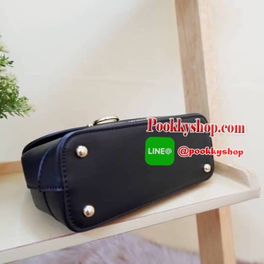 Lyn กระเป๋าหิ้วมาพร้อมสายสะพาย ขนาดกลางๆไม่เล็กไม่ใหญ่ ดีไซน์สวยน่ารัก ด้านในมีป้ายโลหะปั๊มแบรนด์ ใต้กระเป๋ามีหมุดรองทั้ง 4 มุม รูปทรงสวยเก๋ขนาดนี้ ไม่มีไม่ได้นะคะ