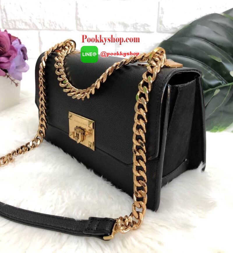 New in !!! CHARLES & KEITH CLASSIC FRONT FLAP CROSSBODY BAG ล็อตนี้อะไหล่แบบวินเทจ ใบจริงหรูมากค่ะ! กระเป๋าสะพายข้างหรือรวบสายเปลี่ยนแบบถือเก๋ๆ ก็ได้ค่ะ วัสดุหนังคาร์เวียร์ด้านตัดหนังกำมะหยี่ด้านข้างได้อย่างลงตัวสวยงาม เปิดปิดกระเป๋าแบบกดล็อคอะไหล่โลหะแบร